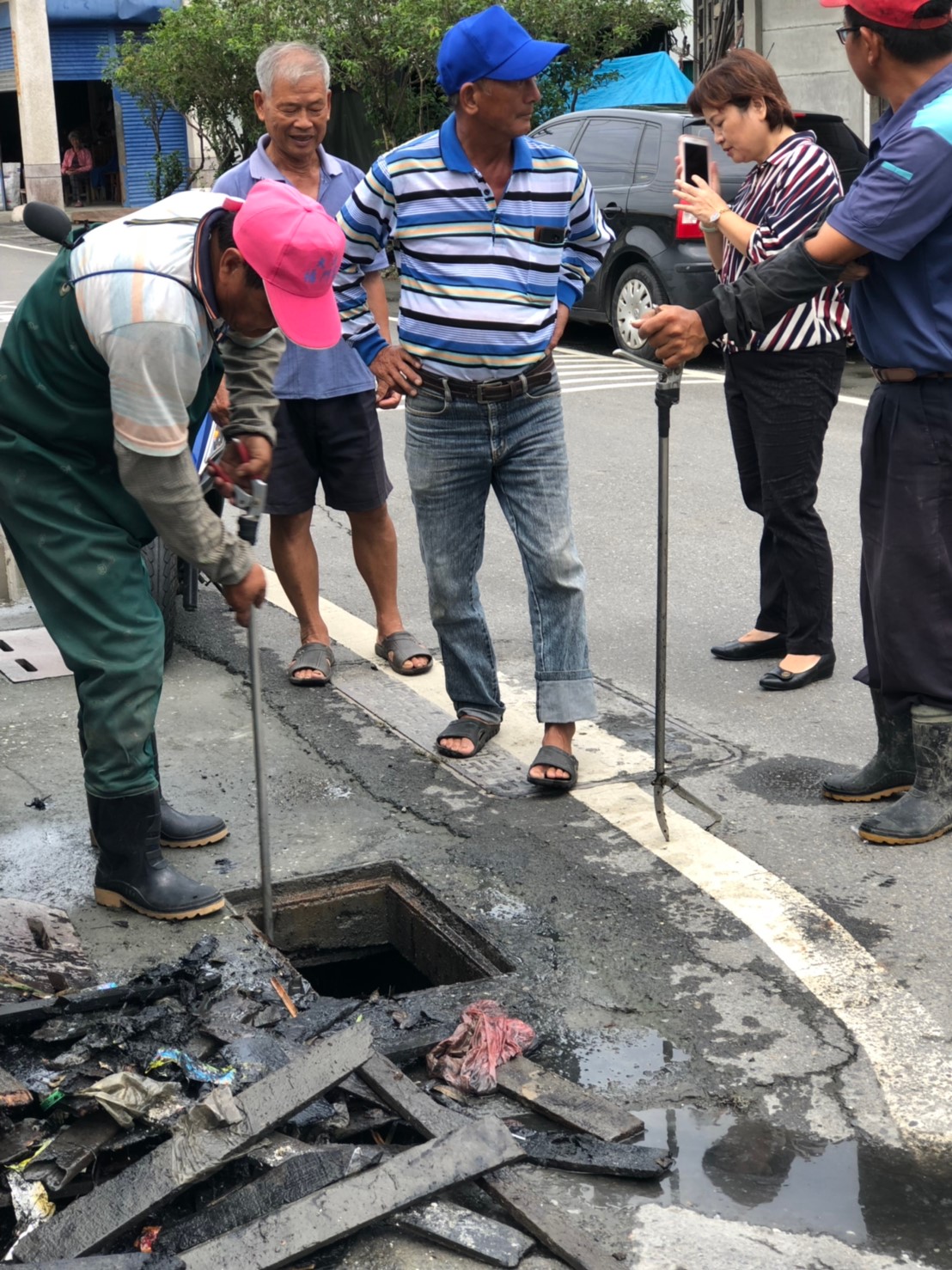 〔清淤〕永豐村東西路742巷水溝淤積處理鄉長、永豐村村長陳新溪關心清理進度