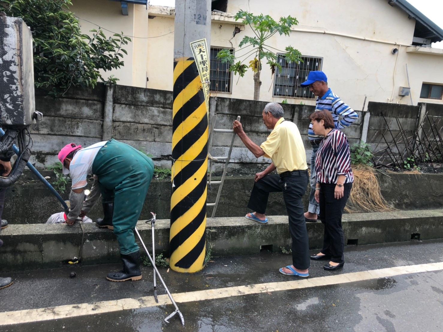 〔清淤〕埤頭村福德祠前戲台下水道淤泥清除鄉長、鄉民代表張春財、福德祠副主為徐正誠關心清理進度
