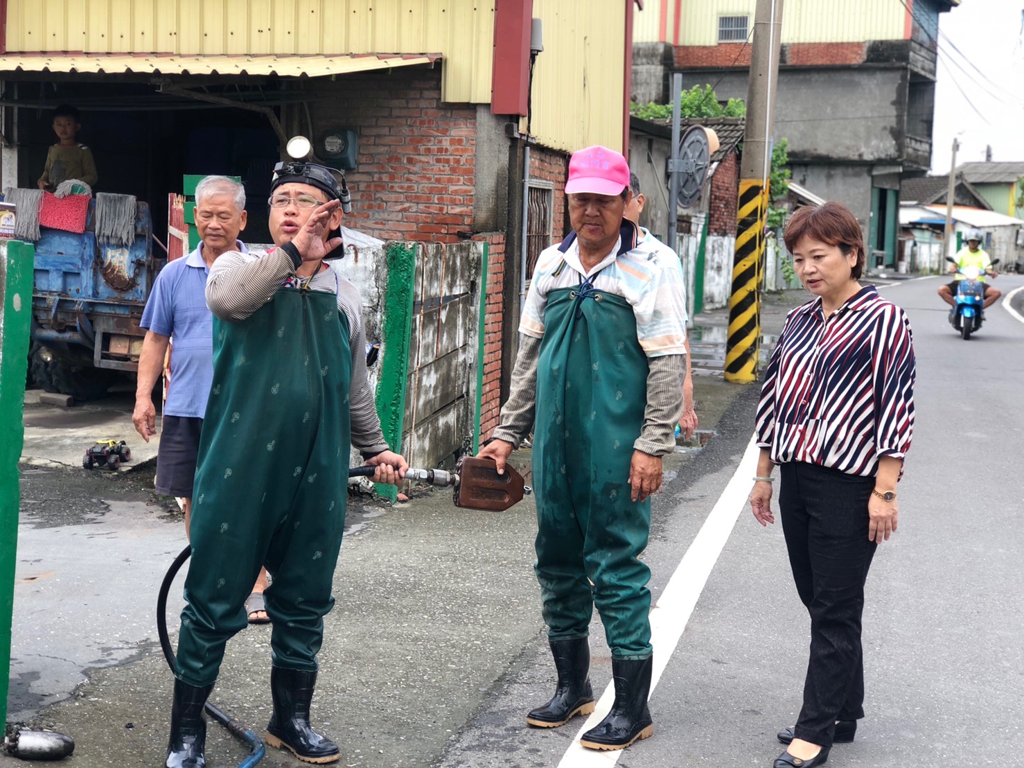 〔清淤〕永豐村東西路742巷水溝淤積處理鄉長前往關心清理情況