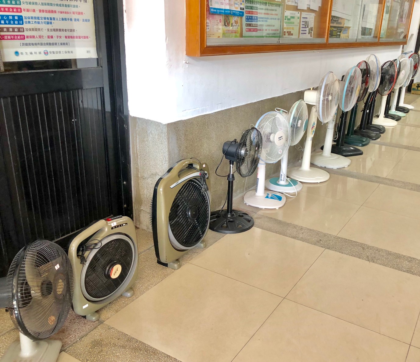 108年度資源回收跳蚤日由清潔隊家電維修王-徐輝章維修完好的二手電扇，提供兌換