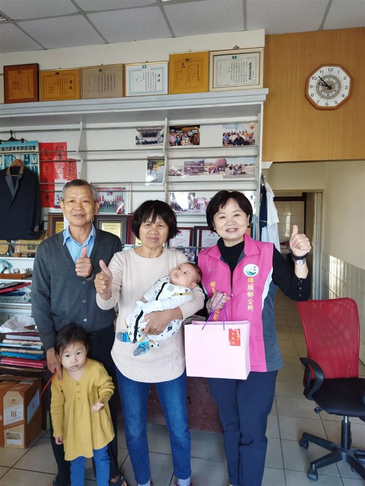 發放「110年10-12月生育禮金及禮品」永豐村杜先生(由新生兒的阿公阿嬤領取)