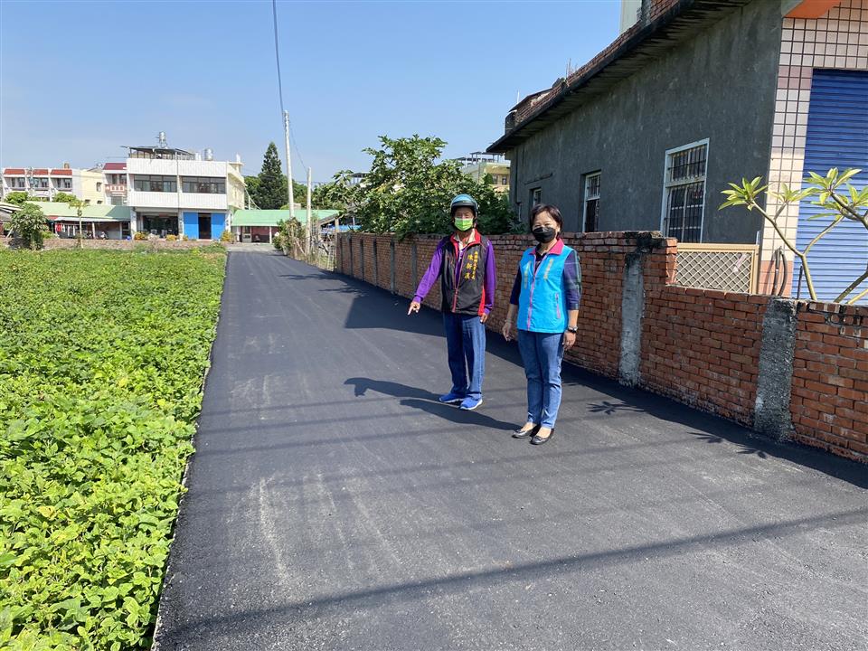 埤頭鄉永豐村東西路（彰136）等路面改善工程鄉長、村長至東西路關心施工情形