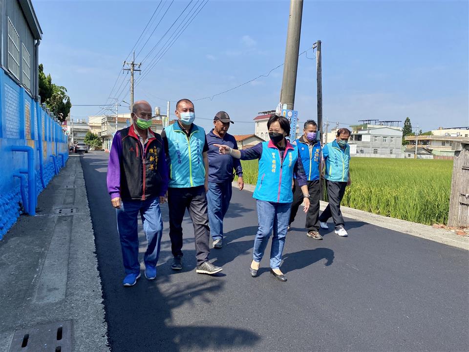 埤頭鄉永豐村東西路（彰136）等路面改善工程鄉長、劉淑芳議員服務處、代表會張景舜主席、楊松柏代表及村長至東西路關心施工情形
