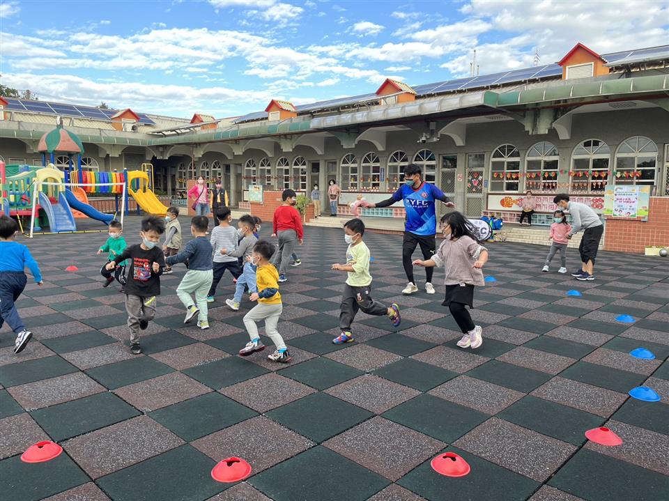 111學年度社區教保資源中心假日親子活動（四）～足球小尖兵111學年度社區教保資源中心假日親子活動（四）～足球小尖兵
