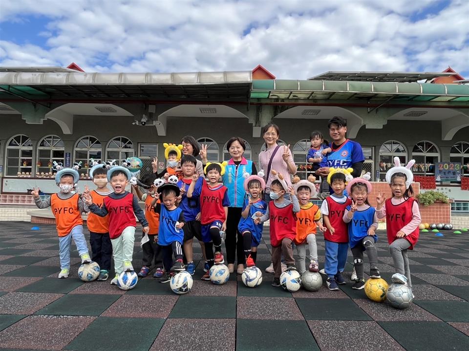 111學年度社區教保資源中心假日親子活動（四）～足球小尖兵111學年度社區教保資源中心假日親子活動（四）～足球小尖兵