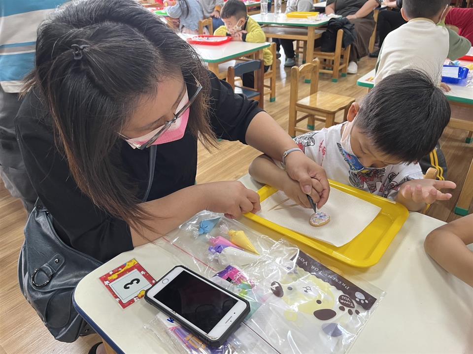 111學年度社區教保資源中心假日親子活動（六）～糖霜餅乾diy111學年度社區教保資源中心假日親子活動（六）～糖霜餅乾diy