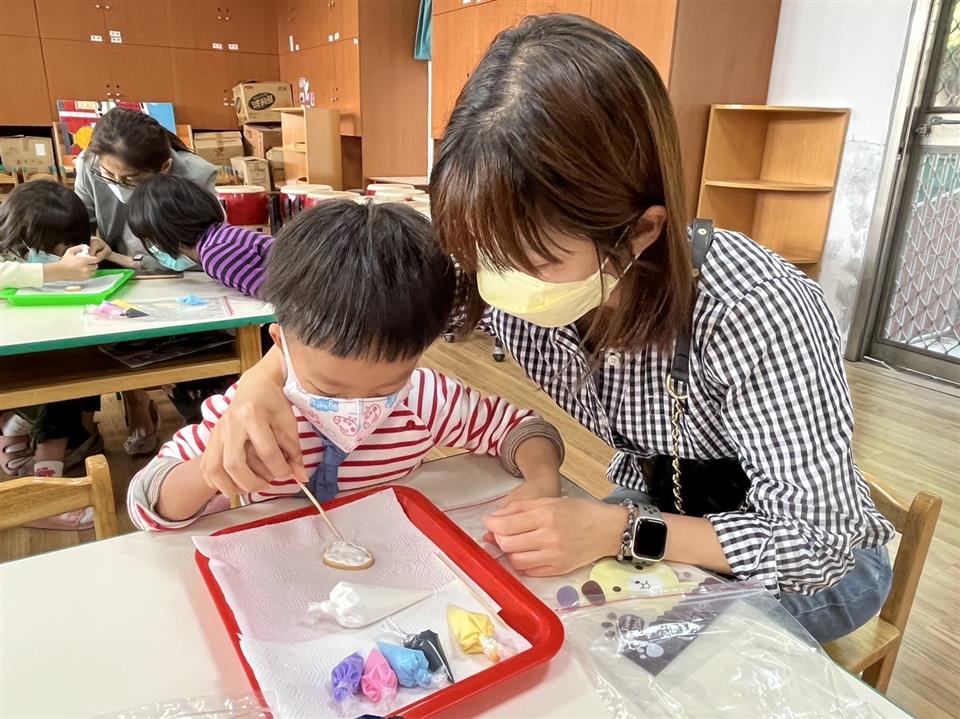 111學年度社區教保資源中心假日親子活動（六）～糖霜餅乾diy111學年度社區教保資源中心假日親子活動（六）～糖霜餅乾diy