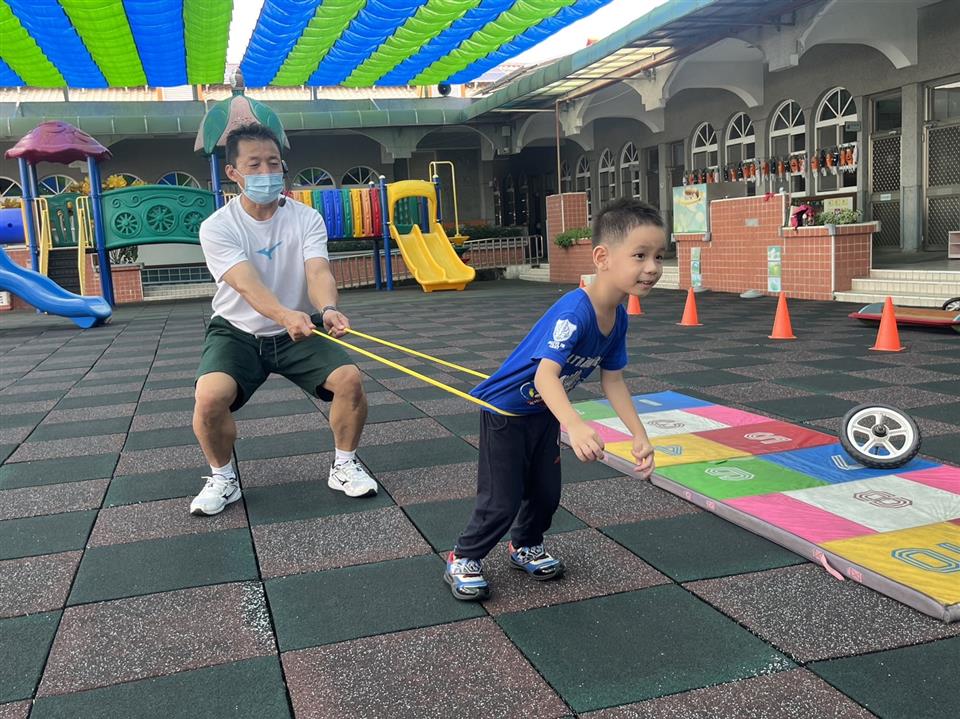 112學年度社區教保資源中心假日親子活動（一）～手腦並用真有趣112學年度社區教保資源中心假日親子活動（一）～手腦並用真有趣