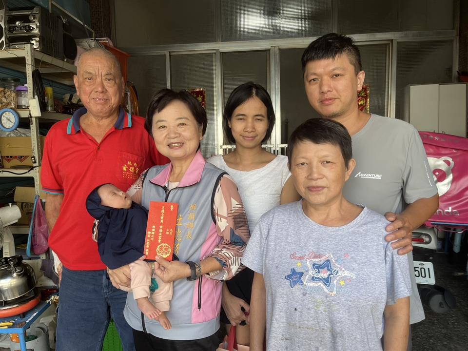 發放「114年10-12月生育禮金及禮品」興農村吳先生（由小寶貝的父母領取）