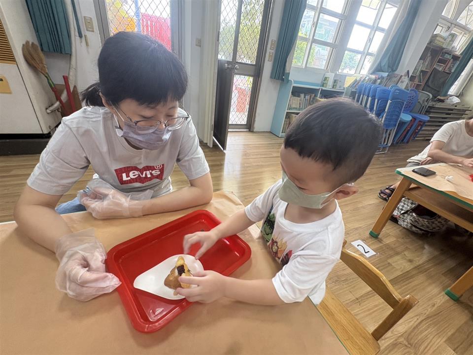 114學年度假日親子活動：親子共讀～好吃的壽司親子共讀～好吃的壽司