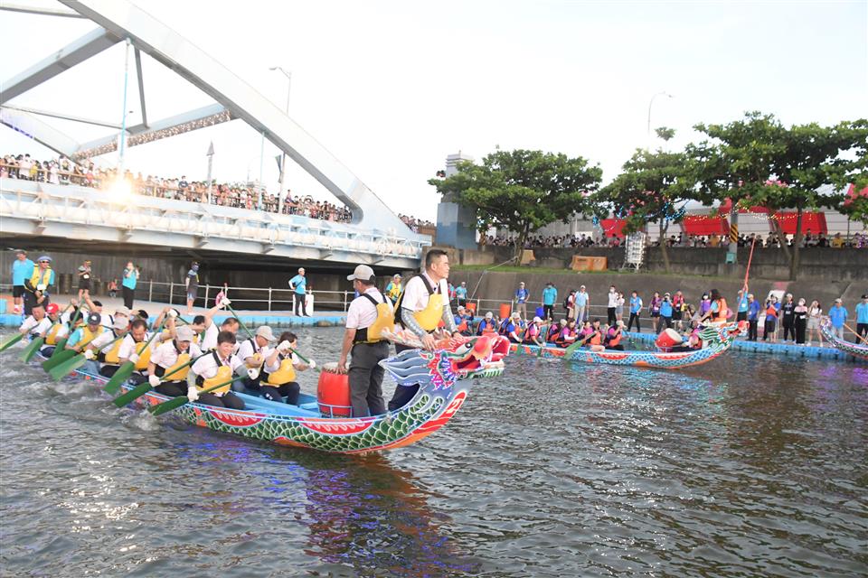 Taiwan Dragon Boat Festival 端午節划龍舟比賽- Foreigners in Taiwan