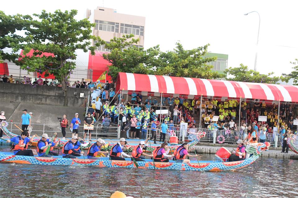Taiwan Dragon Boat Festival 端午節划龍舟比賽- Foreigners in Taiwan