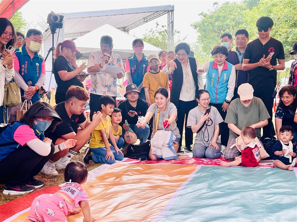 縮圖：01縣長與小朋友互動