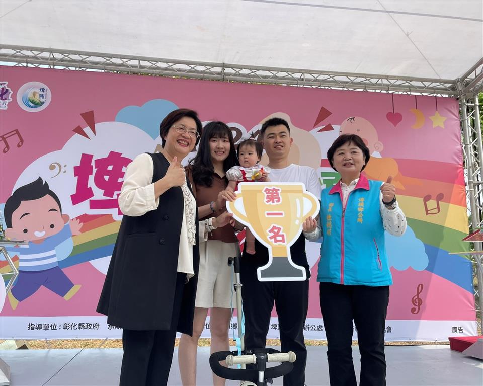 縮圖：05寶寶爬行大賽第一名合照