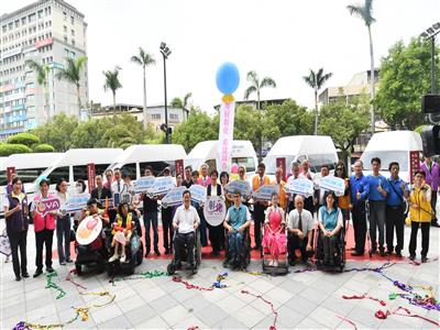 彰化縣小型復康巴士聯合捐贈啟用 滿滿愛心 善心人士及企業捐14輛