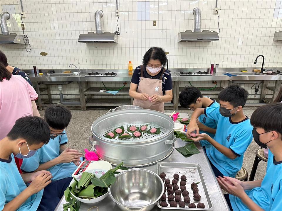 縮圖：3.閩南語授課糕點文化，結合品德教育，學生學習感恩與尊重。