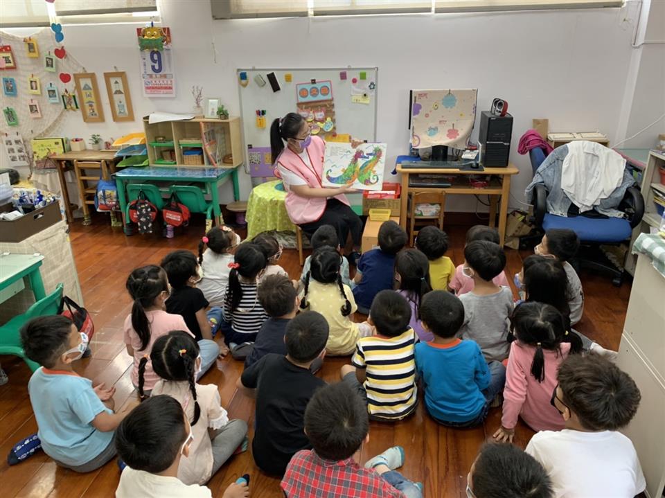 縮圖：6.秀水-結合幼兒園與志工說故事，推動性平教育宣導。