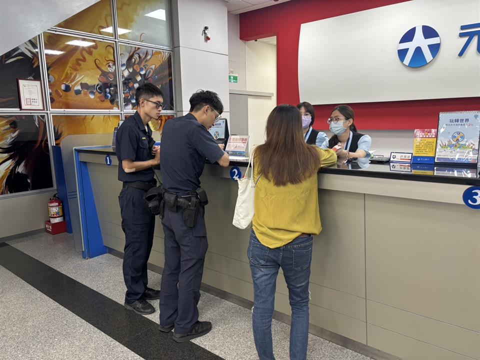 縮圖：02警員阻詐