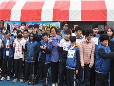 挑戰自我、不畏困難  彰化適應體育田徑賽開賽