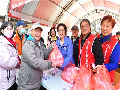 小確幸！彰化促銷雞蛋 4盒100元 頭香早上5點半排隊限量500組