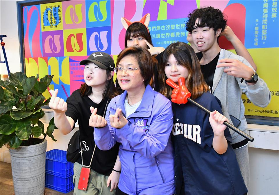 縮圖：03學生與縣長拍拍貼