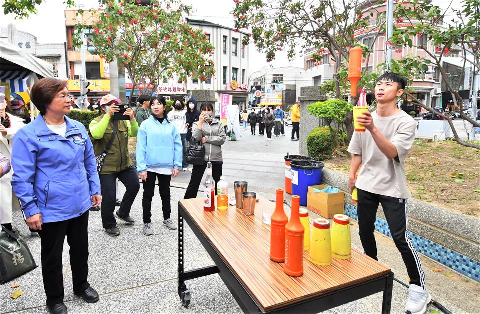 縮圖：05縣長巡視攤位