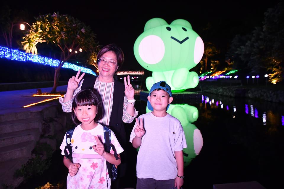 縮圖：07 小鎮光影藝術節縣長跟小朋友合照