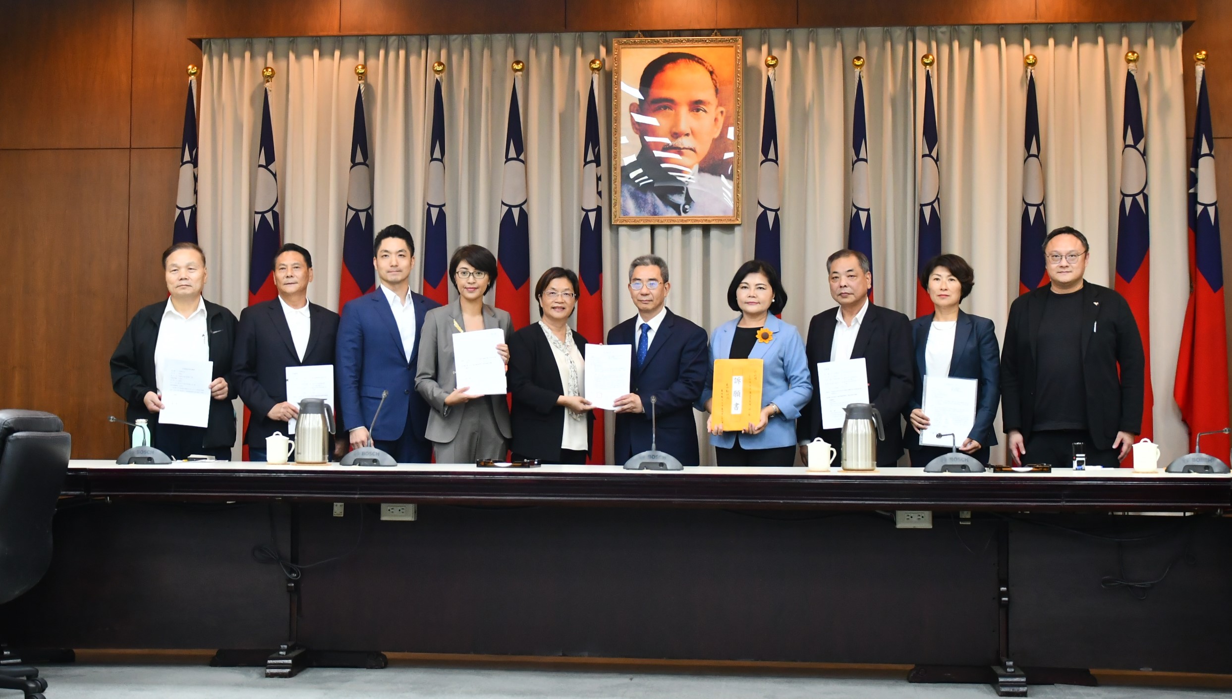 圖縣長針對行政院刪減彰化縣一般性補助款51.7億元案 赴行政院遞交訴願書