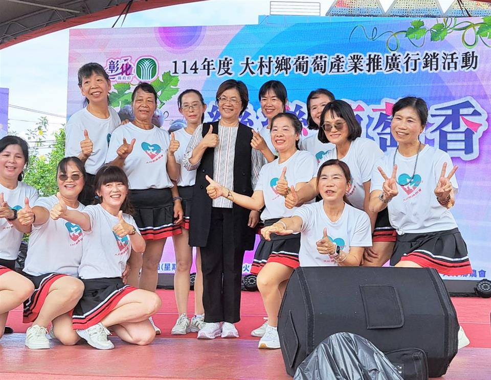 縮圖：03縣長與表演團體合影