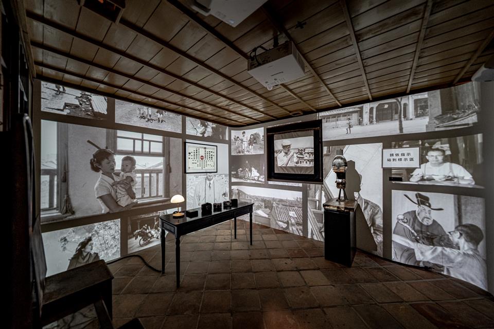 縮圖：04長源醫院－鹿港歷史影像館2F光雕展間c原間影像-朱逸文攝影
