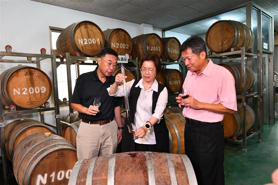 縮圖：06 秉森酒莊國際雙金酒桶品酒(飲酒過量，有害健康)