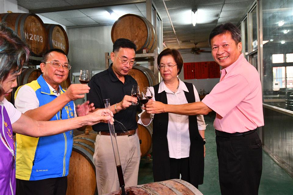 縮圖：08 秉森酒莊國際雙金酒桶品酒(飲酒過量，有害健康)