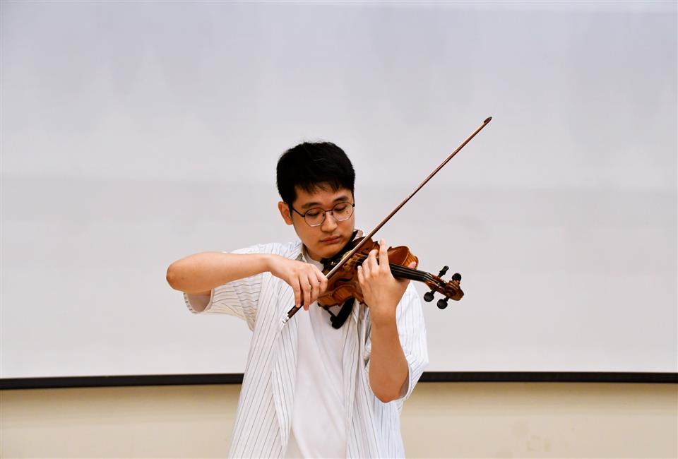 縮圖：09小提琴家郭沛鑫音樂講座-現場演奏2