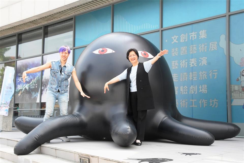 縮圖：03走讀藝術節資料照片(美術館前作品)
