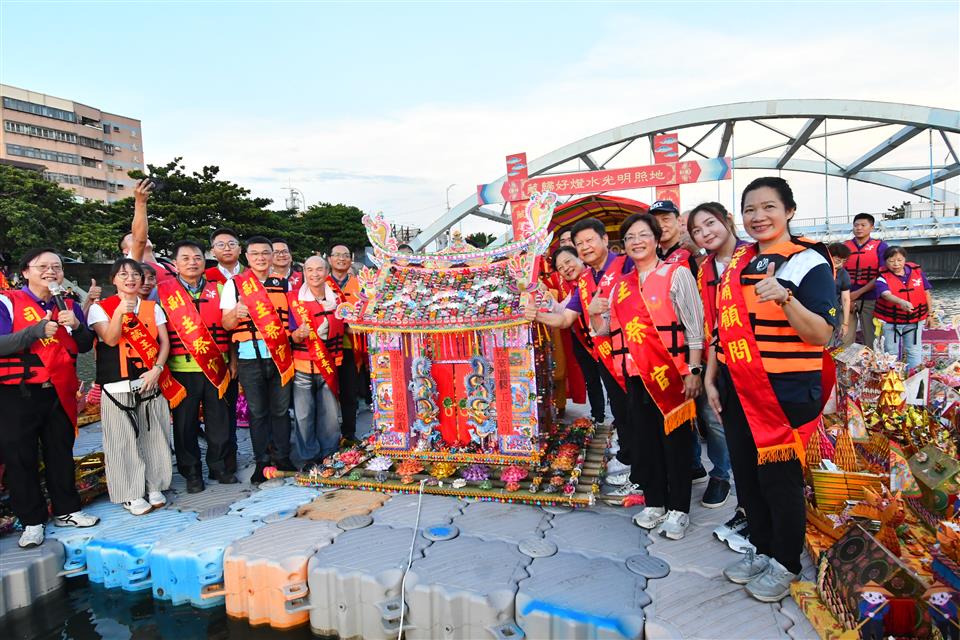縮圖：02 鹿港放水燈合照