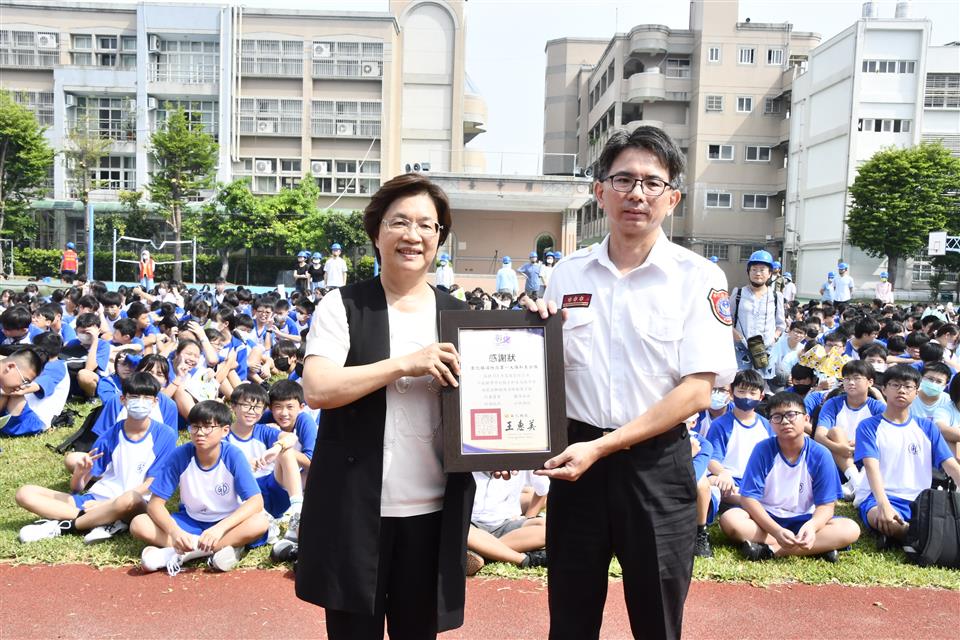 縮圖：04頒發感謝狀2