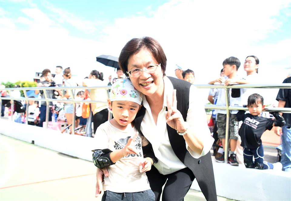 縮圖：15小朋友與縣長合照