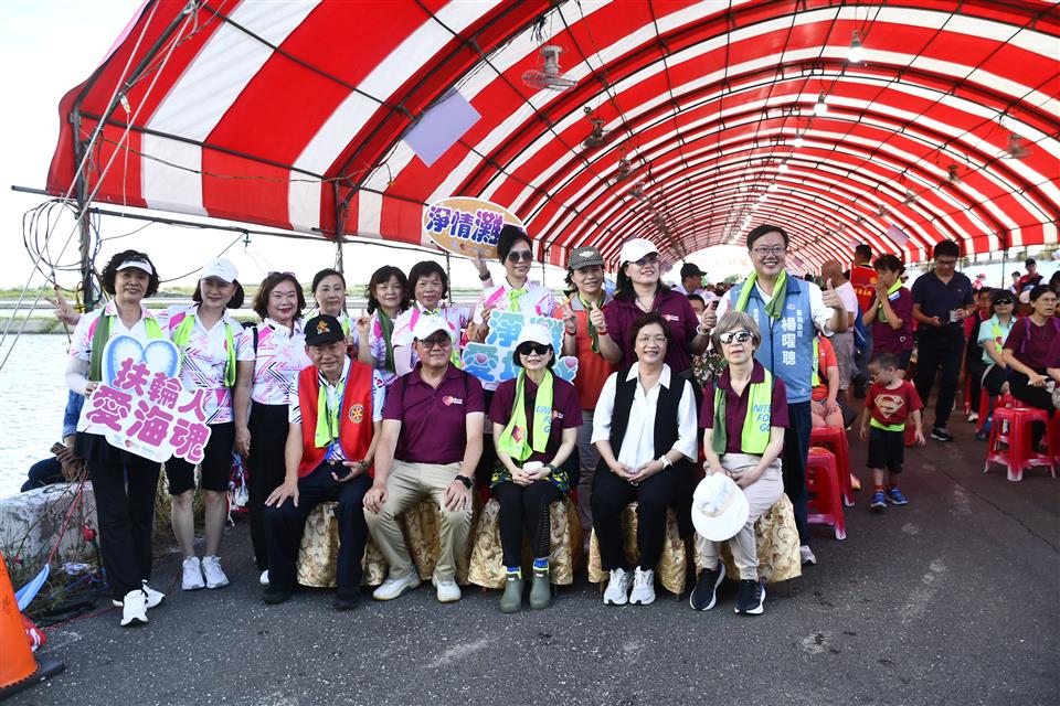 縮圖：02 國際扶輪社淨灘縣長跟扶輪社合照