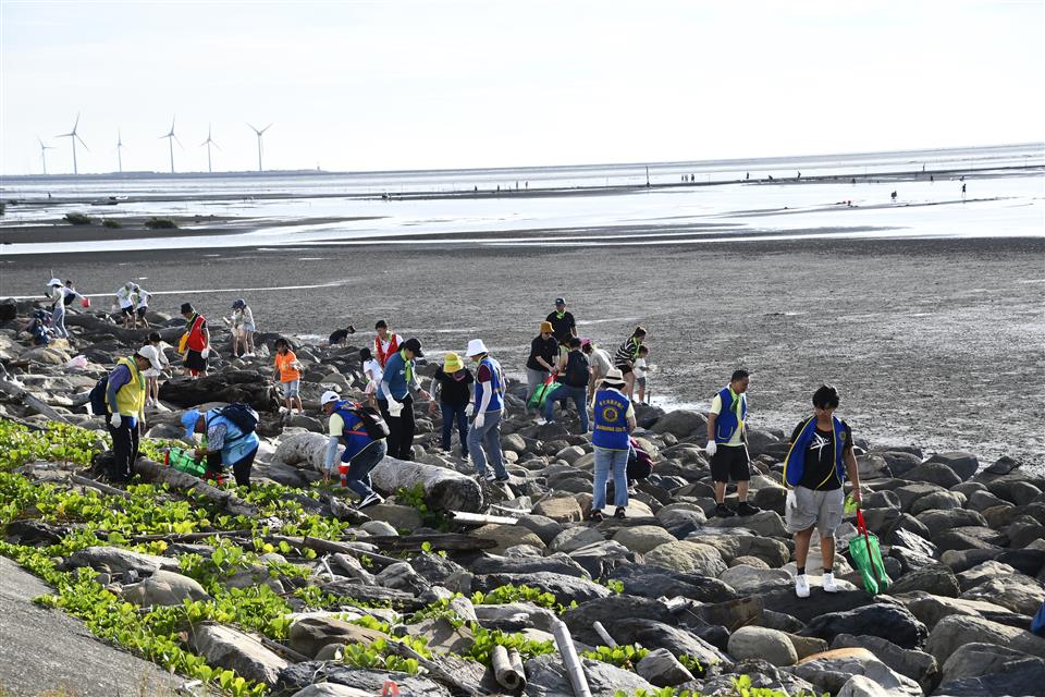 縮圖：10 國際扶輪社淨灘活動