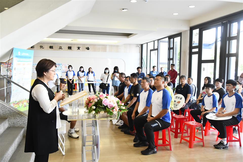縮圖：05全運會授旗