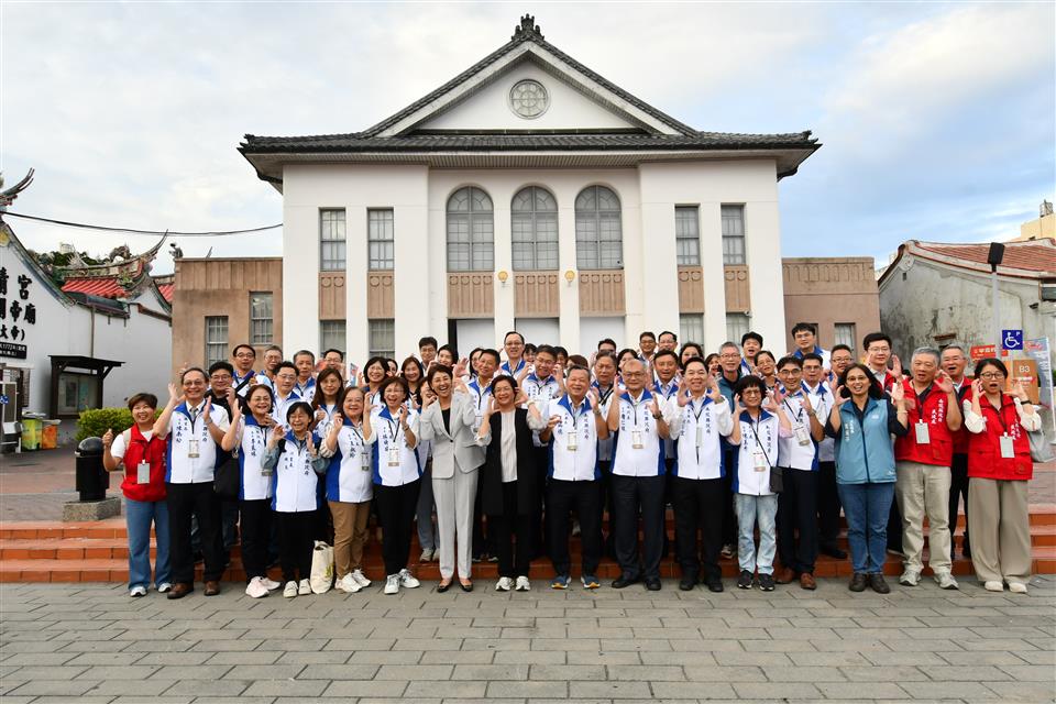 縮圖：03鹿港公會堂大合照