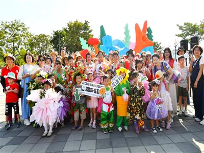 全民設計散步日-《花田衣秀｜花漾行》  王縣長身穿花卉色彩服裝 走上田尾步道