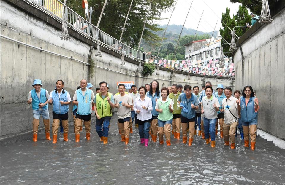 縮圖：04 二水國際跑水節-起跑合影