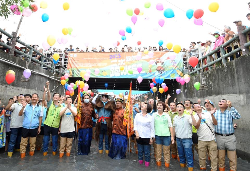 縮圖：05 二水國際跑水節-放氣球