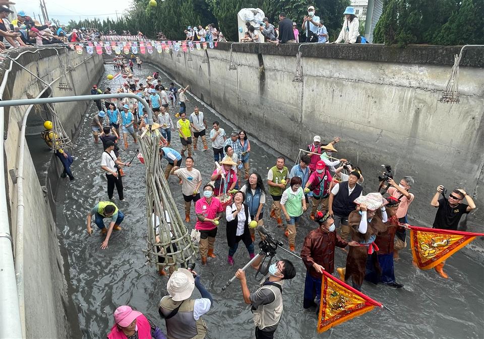 縮圖：06-2 二水國際跑水節-跑水揮手