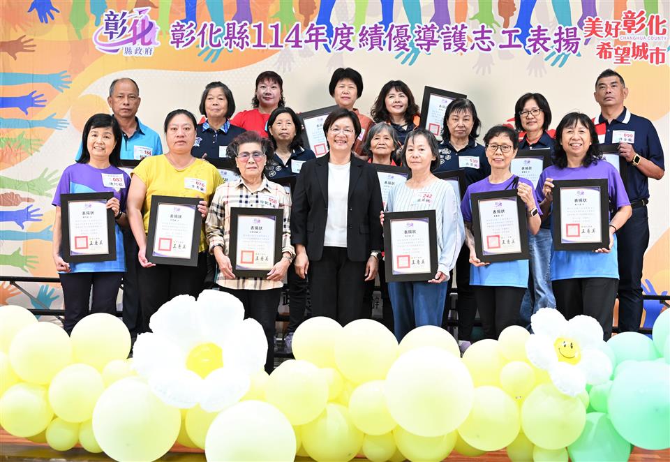 縮圖：02服務年資滿25年志工合照