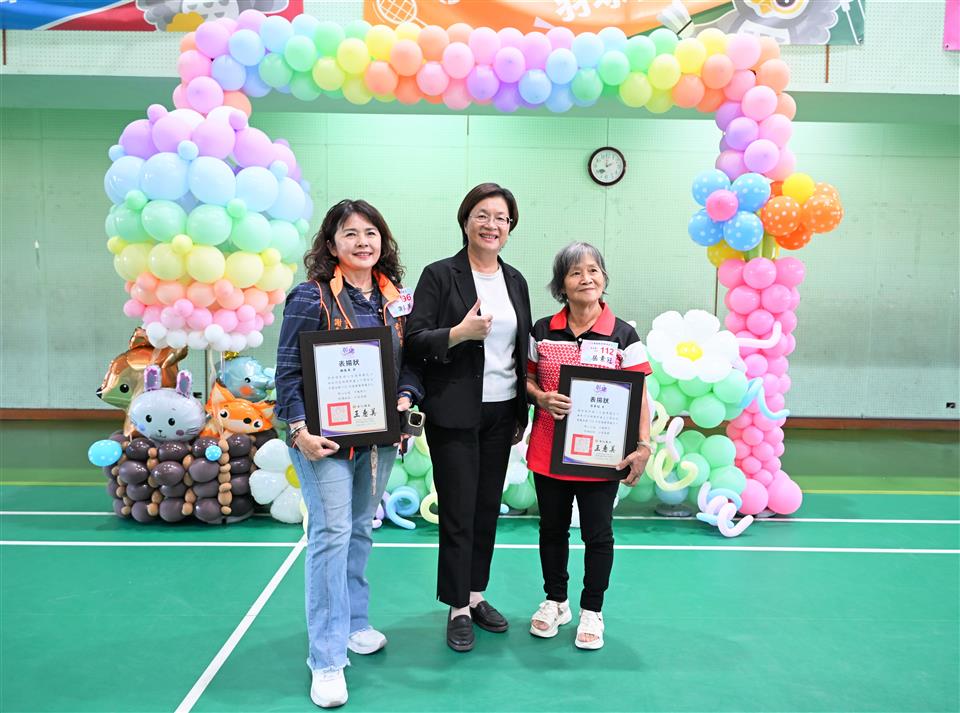 縮圖：03與服務志工合照