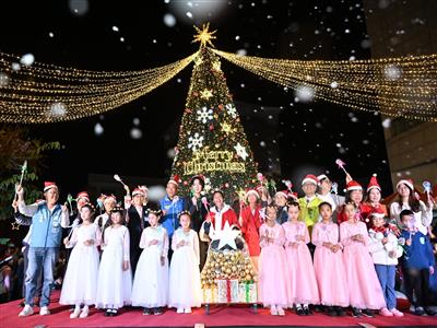 10公尺夢幻聖誕樹點亮彰化夜空 「2025愛在彰化聖誕嘉年華」夢幻登場