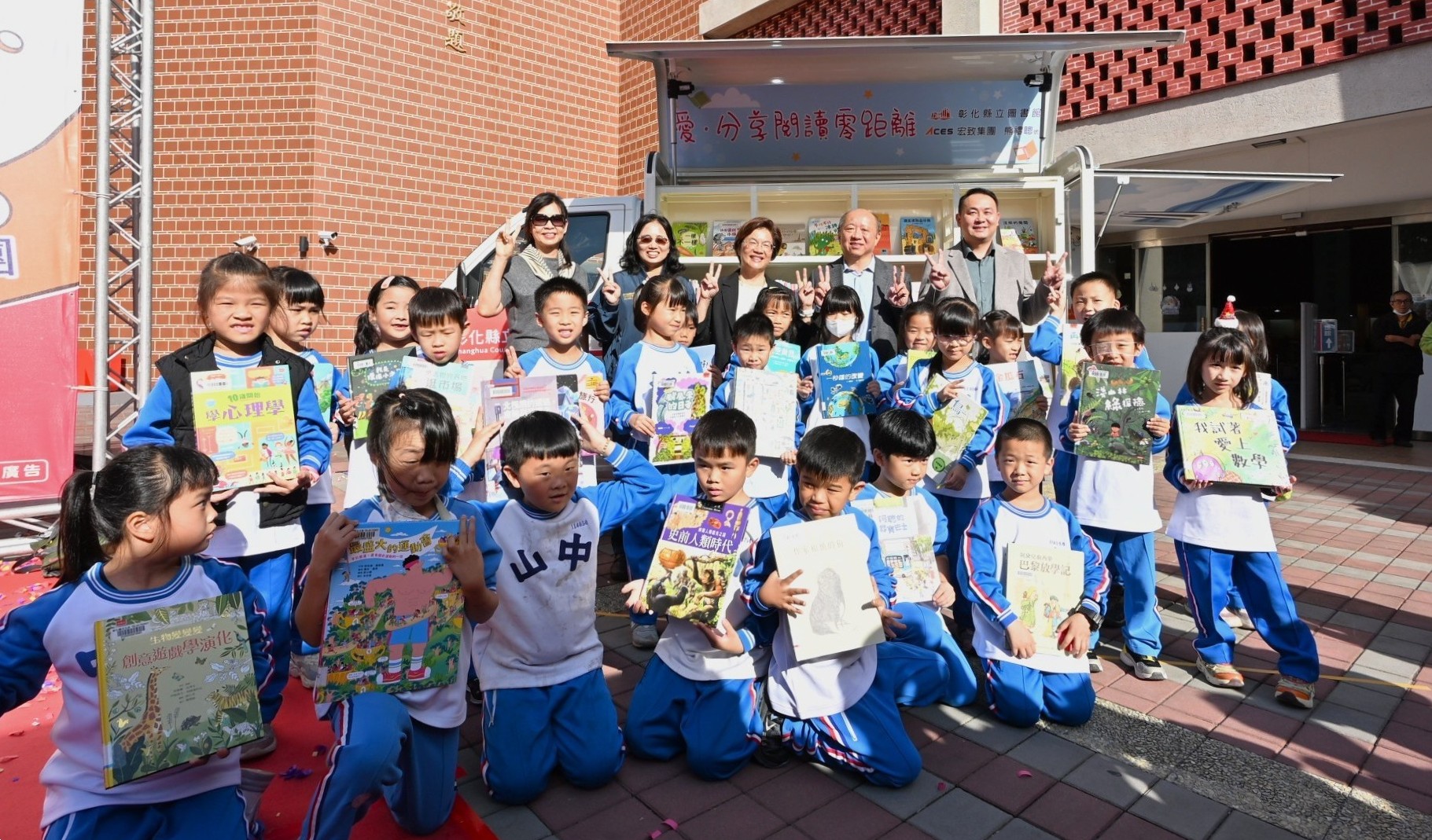 圖感謝宏致電子股份有限公司捐贈1輛行動圖書車 展現企業善盡社會責任典範