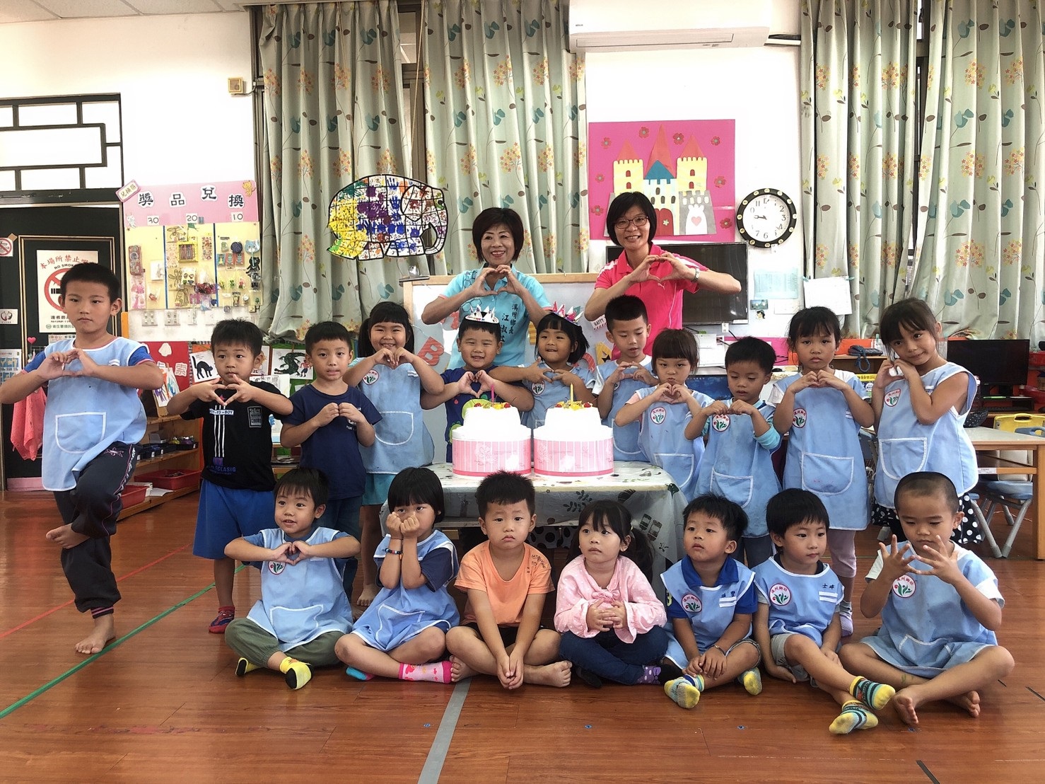 活動花絮這學期開始，溪州鄉立幼兒園除了在小朋友的午餐及點心上做了更營養更豐盛的改變外，更在每個月底準備蛋糕🎂🎉，為當月生日的小朋友們慶生～
愛小孩的淑芬鄉長也到各分班與我們的孩子同歡，聽說小朋友們看到鄉長阿姨又來看大家，高興的不得了～～